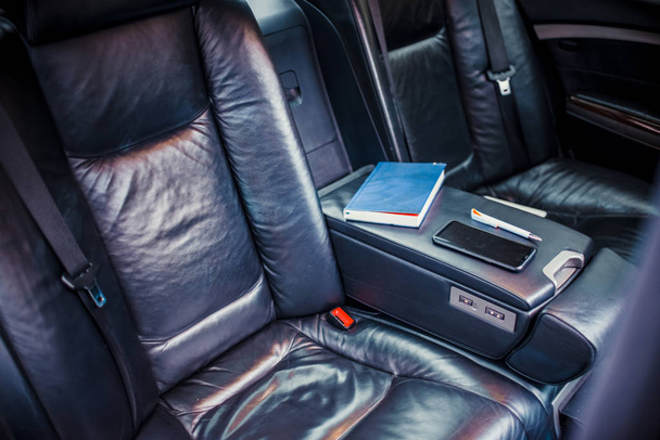 Πίσω καθίσματα επιβατών σε ένα σύγχρονο επαγγελματικό αυτοκίνητο - Φωτογραφία, εικόνα