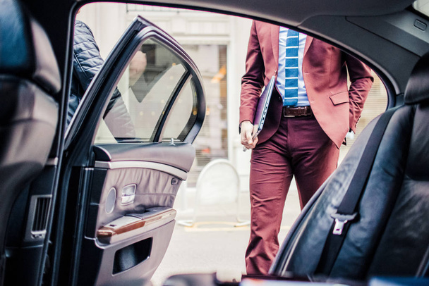 Портрет бизнесмена возле машины
 - Фото, изображение