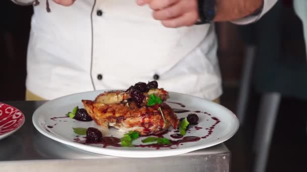 Šéfkuchař připraví jídlo v luxusní restauraci před hosty - Záběry, video