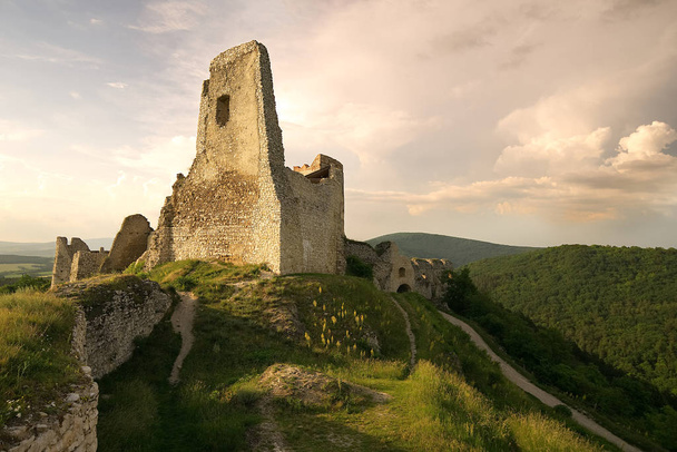                                Cachtice 城とスロバキアのドラマチックな夕日 - 写真・画像