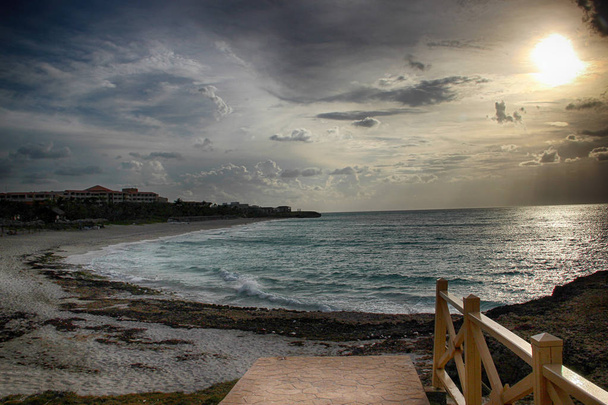 Coucher de soleil sur la plage Varadero à Cuba. Il y a le soleil d'or et l'eau claire de l'océan atlantique. Il y a une longue plage de sable
. - Photo, image