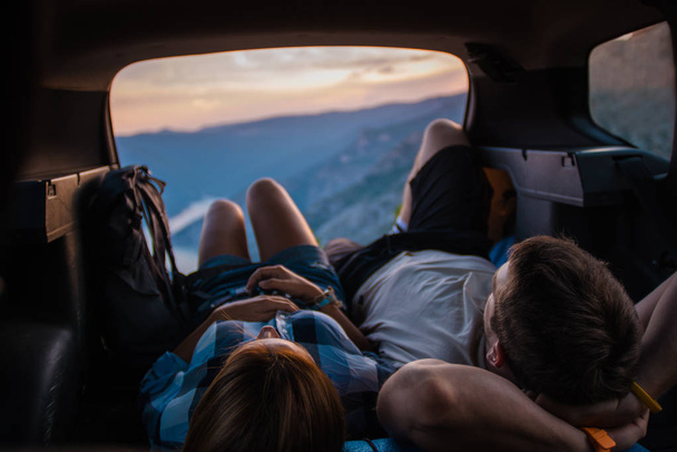 Bénéficiant d'une vue sur un sommet de la montagne depuis l'intérieur du véhicule tout terrain au coucher du soleil
. - Photo, image