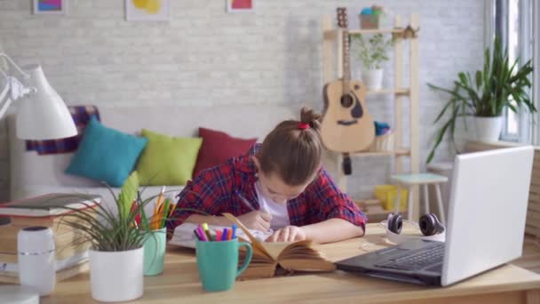 Teen girl doing homework - Filmagem, Vídeo