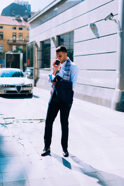 Ο επιχειρηματίας με αυτοπεποίθηση περπατά απέναντι στο δρόμο σε ένα αστικό c - Φωτογραφία, εικόνα