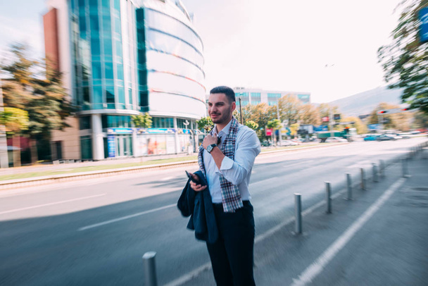 Бизнесмен идет по улице в центре города
 - Фото, изображение