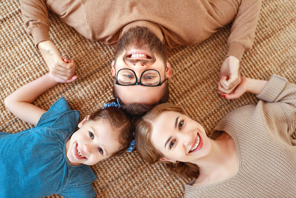 glückliche Familienmutter, Vater und Tochter lachen zu Hause - Foto, Bild