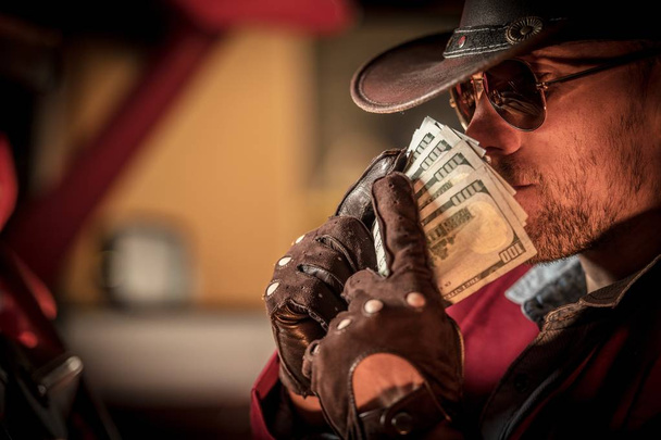 Cowboy pénzt szippantás - Fotó, kép
