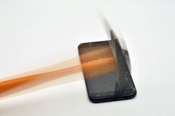 Tela de telefone celular quebrada com um martelo
 - Foto, Imagem