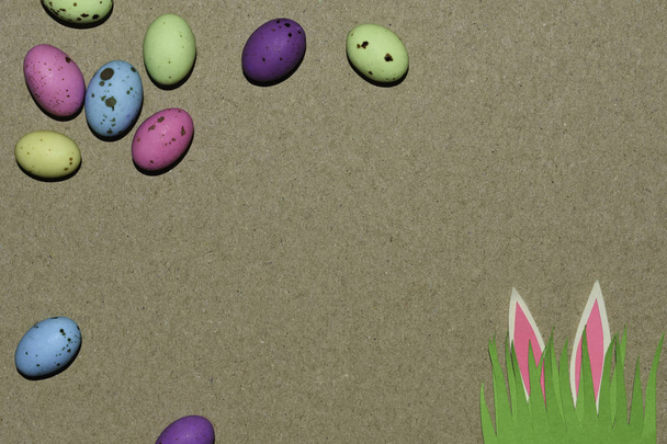 Яйця з травою патч і вуха кролика на натуральному картоні
 - Фото, зображення