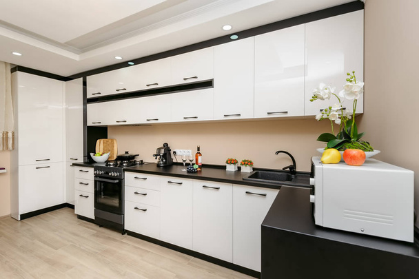 Moderni musta ja valkoinen keittiö
 - Valokuva, kuva