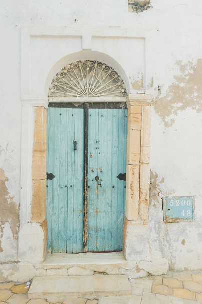 歴史地区やメディナ、チュニジアの伝統的な古い塗装ドア. - 写真・画像