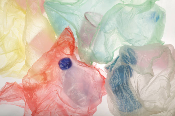 Déchets plastiques à usage unique, prise de vue en studio. Concept de pollution plastique
. - Photo, image