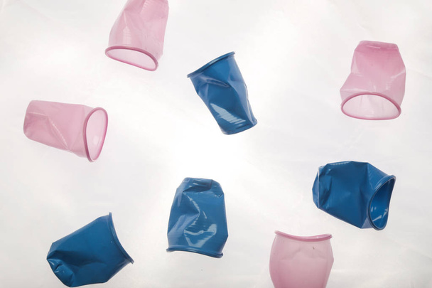 Tasses vides froissées en plastique à usage unique, prises de vue en studio. Concept de pollution plastique
. - Photo, image