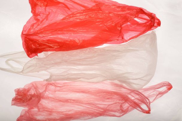 Itävallan lippu on valmistettu muovipusseista. Kertakäyttöisten muovituotteiden käyttökielto
. - Valokuva, kuva