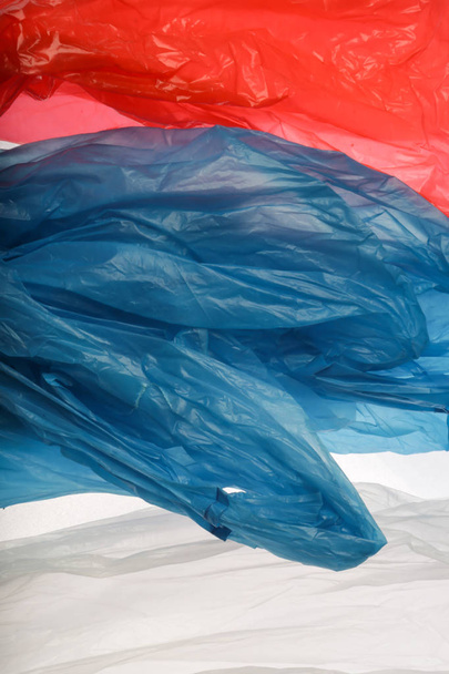 Szerb zászlót készült műanyag zacskók. A tilalom a műanyag termékek-fogalom. - Fotó, kép