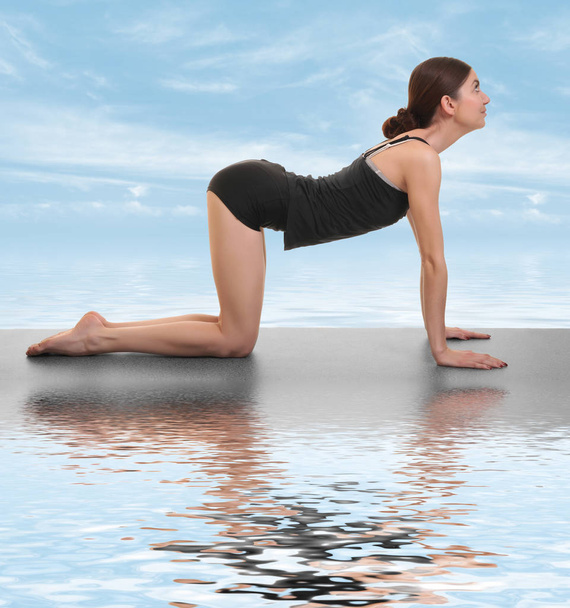 genç kadın Yoga egzersiz pratik - Fotoğraf, Görsel