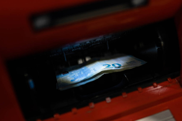 τραπεζογραμμάτια των 20 ευρώ στο μηχάνημα ΑΤΜ στην τράπεζα σε εμπορικό κέντρο - Φωτογραφία, εικόνα
