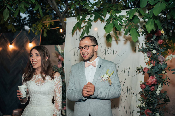 結婚式の写真で新郎新婦の感情の違い - 写真・画像