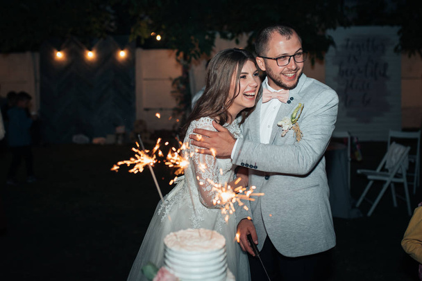 Svatební fotografie emocí nevěsty a ženicha v liší - Fotografie, Obrázek