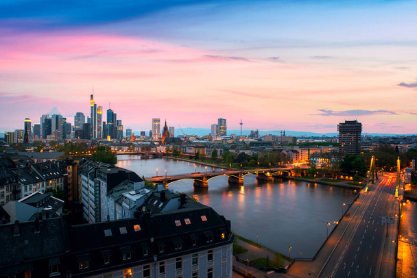 Panoráma města obraz panorama Frankfurtu nad Mohanem v krásné su - Fotografie, Obrázek