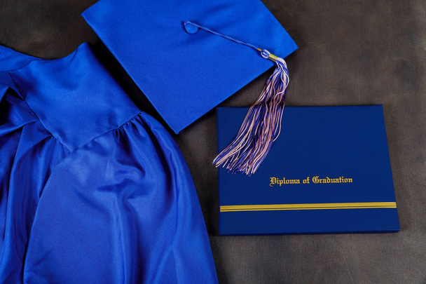Vue du dessus du mortier de graduation et du diplôme de certificat sur fond sombre, concept d'éducation
 - Photo, image