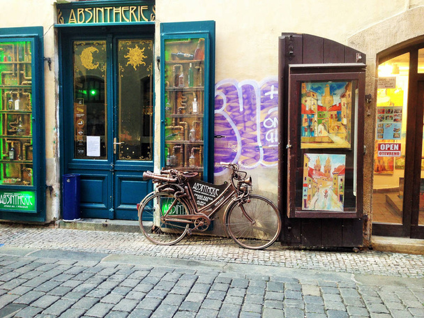 Місто краєвид, велосипед, тротуар, Двері вхідні в магазини - Фото, зображення