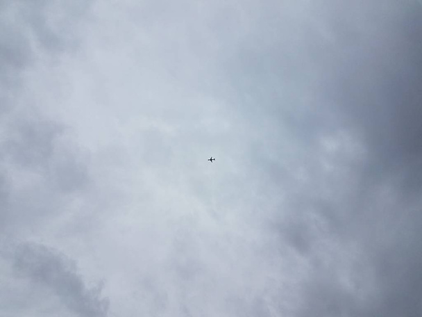 samolotem lub samolocie lecącym w niebo z chmurami - Zdjęcie, obraz