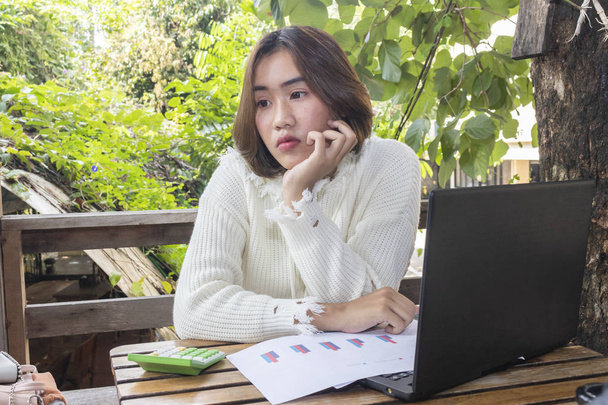Joven asiático mujer de negocios con cansado
 - Foto, Imagen