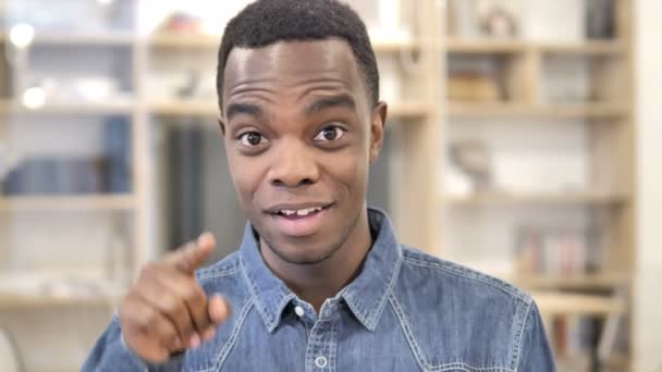 Zapraszanie gest przez afrykańskiego człowieka w pracy - Materiał filmowy, wideo