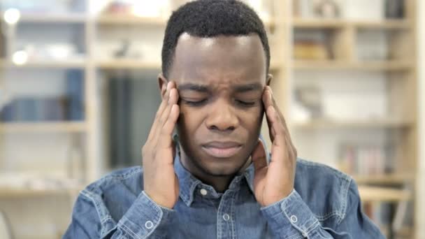 Πονοκέφαλος, στρεσαρισμένος Αφρικανός άνθρωπος με πόνο στο κεφάλι - Πλάνα, βίντεο