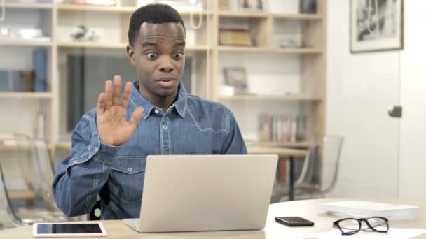 Online-Videochat eines Afrikaners bei der Arbeit - Filmmaterial, Video