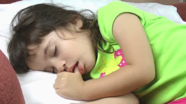 egy közeli fel egy gyönyörű kislány békésen alszik. - Felvétel, videó