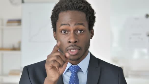 Zapraszanie gest przez afrykańskiego biznesmena w pracy - Materiał filmowy, wideo