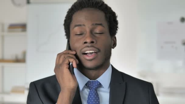 African Businessman Talking on Phone - Кадры, видео