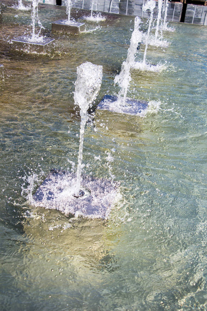 As fontes jorrando água espumante em um poo
 - Foto, Imagem