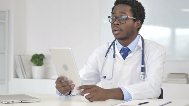 Online-Chat auf Tablet von afrikanischem Arzt - Filmmaterial, Video