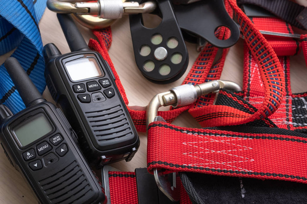 dwa radia i urządzenia dla ratowników pracujących w górach - Zdjęcie, obraz