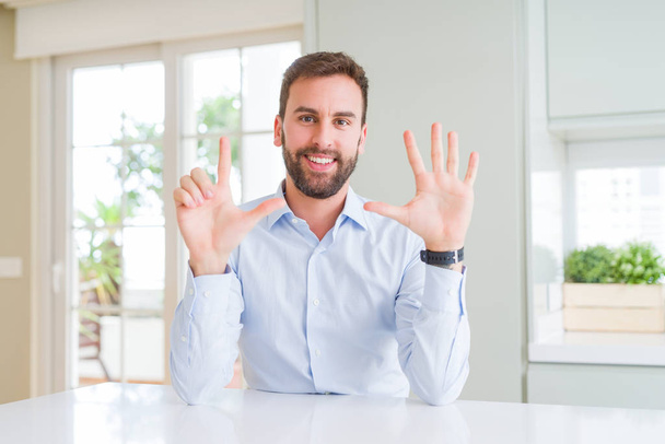 Pohledný podnikatel ukazující a ukázal prsty číslo sedm, zatímco s úsměvem a spokojené. - Fotografie, Obrázek