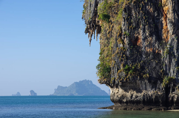 Όμορφη ασβεστολιθικών βράχων σε Παραλία Railay, Επαρχία Κράμπι, Ταϊλάνδη - Φωτογραφία, εικόνα
