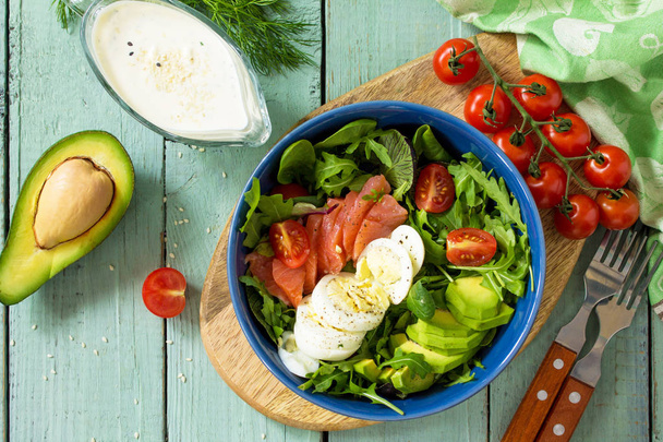 Menú de dieta, comida vegana. Ensalada saludable con rúcula, Tomates, Sal
 - Foto, Imagen