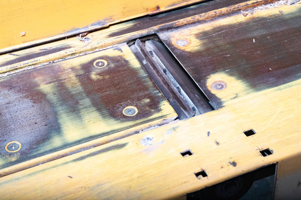 спіральна машина старого типу іржава поверхня і подряпана
 - Фото, зображення