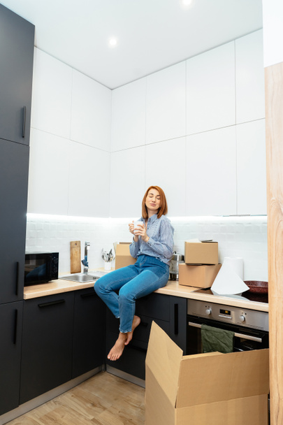 Woman Taking A Break During House Move - Foto, afbeelding