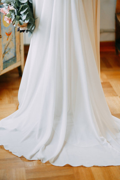 Light wedding photo shoot in the Museum. Beautiful bride in fine art Studio.  - Foto, afbeelding