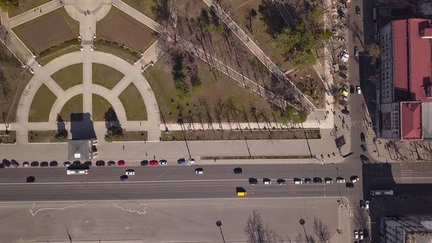 Luchtfoto van de avenue waar vele auto's film. - Foto, afbeelding