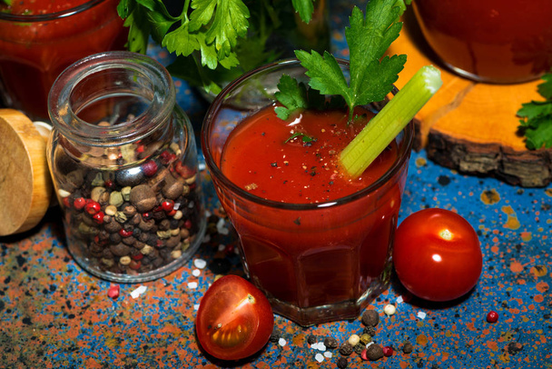 fresh tomato juice with salt and celery, top view - Foto, afbeelding