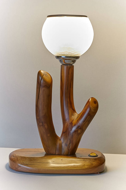 ruskea puinen lamppu, jossa valkoinen katos lähikuva, eristetty kevyellä taustalla
 - Valokuva, kuva