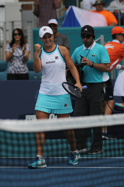 Miami Gardens, Florida - 30 maart 2019: Professionele tennisspeelster Ashleigh Barty van Australië viert overwinning na haar 2019 Miami Open-finale match op het Hard Rock-stadion in Miami Gardens, Fl - Foto, afbeelding