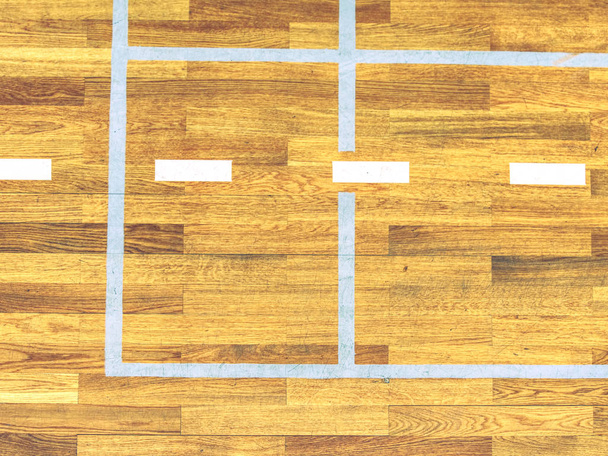 Біла лінія на дерев'яному майданчику на підлозі. Тренажерний зал для гри в Футзал - Фото, зображення