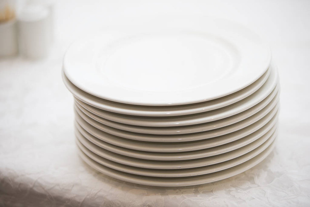 Uma pilha de placas brancas na mesa
 - Foto, Imagem