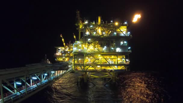 Öl- und Gasindustrie, Offshore-Blick auf die Öl- und Gasplattform bei Nacht Umgebung bei Dunkelheit und Meer. - Filmmaterial, Video